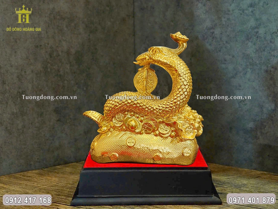 Hình ảnh phía sau bức tượng đồng